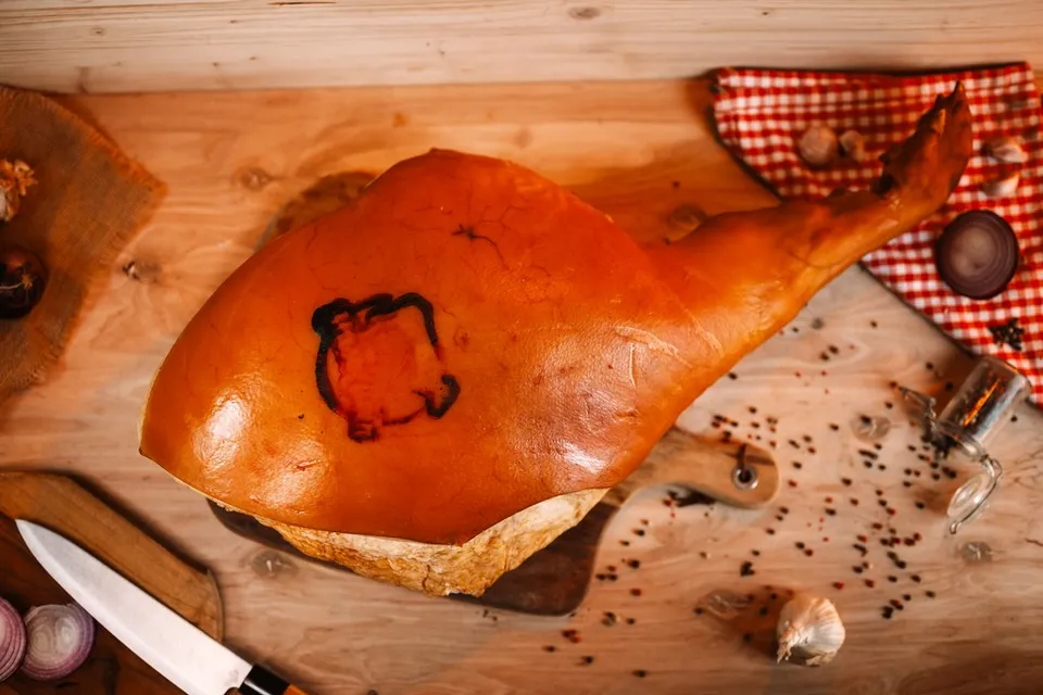 Maso Jičín uzená kýta s kostí a kolenem uzené